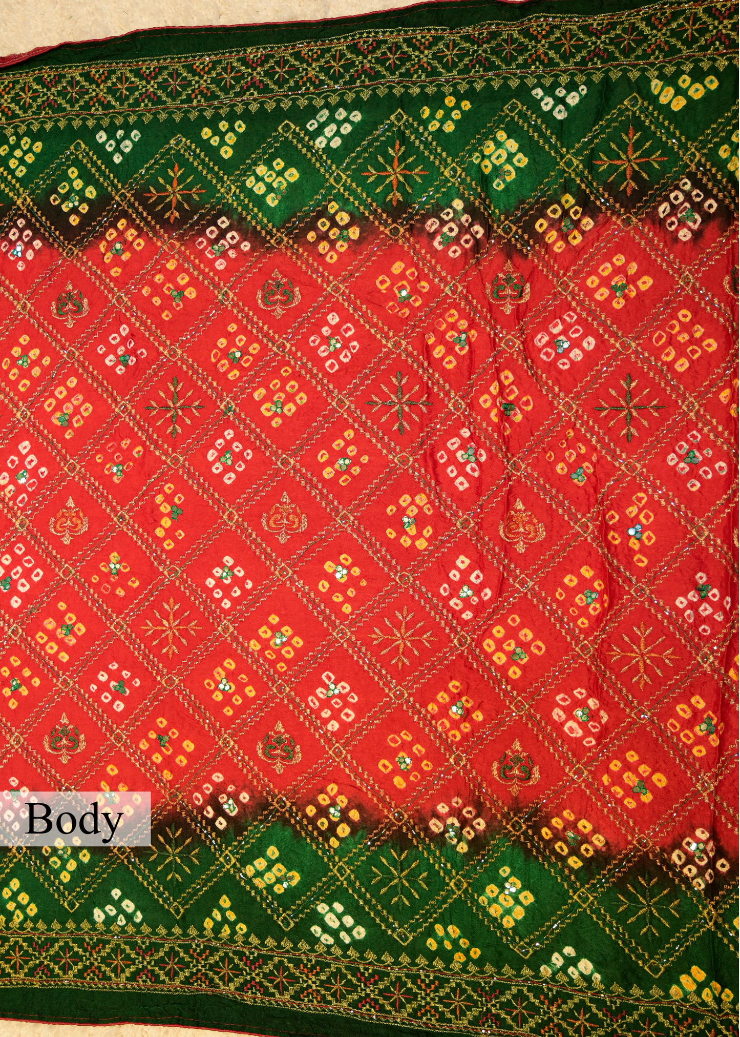 Green & Red Bhandhani Gajji Contrasting Saree with Unstitched Blouse