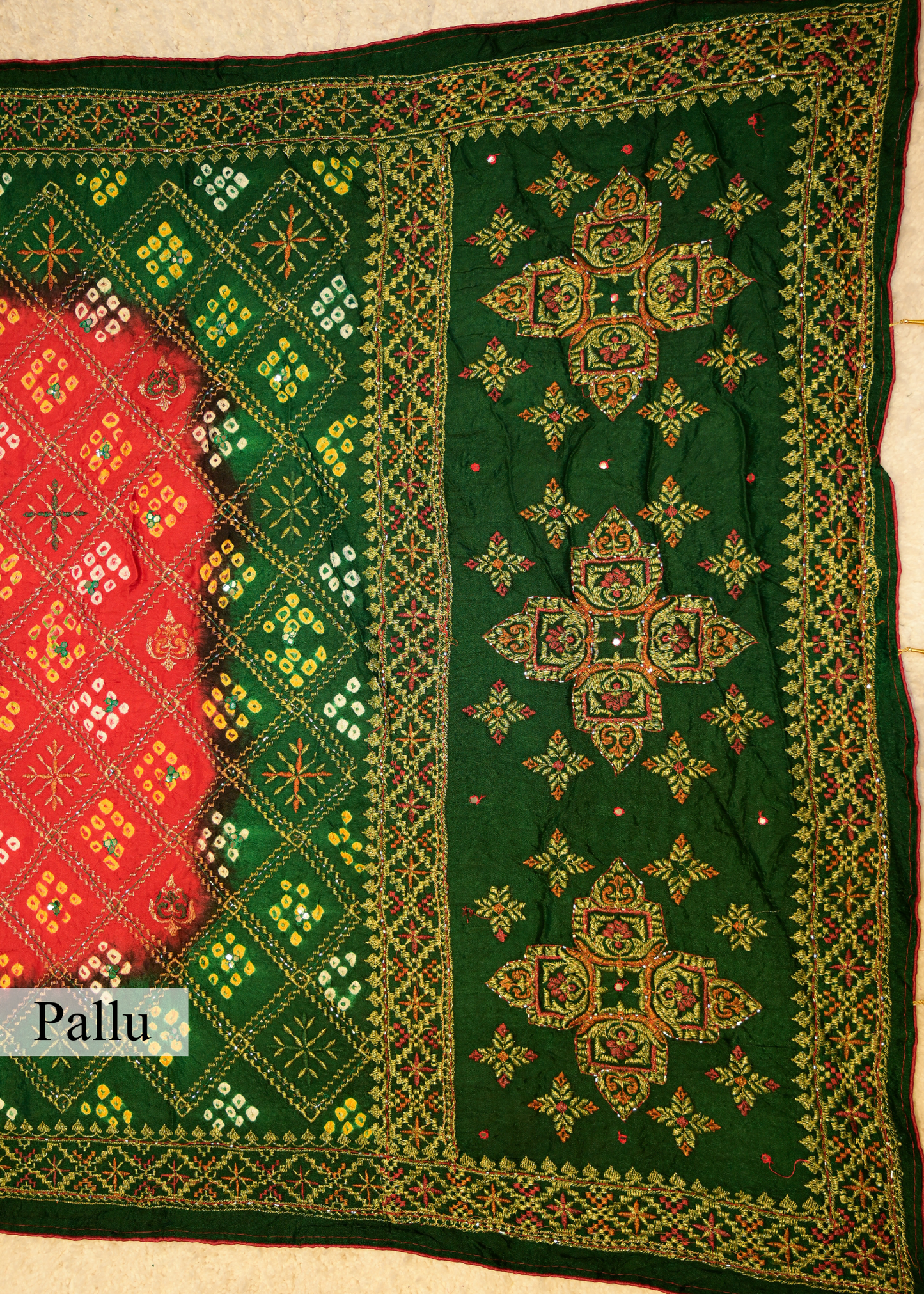 Green & Red Bhandhani Gajji Contrasting Saree with Unstitched Blouse